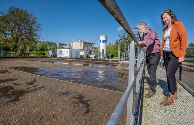 Maarten Nederhof (left) and Marlies Verhoeven at the wastewater treatment in Houten. Image: Raymond Rutting / de Volkskrant